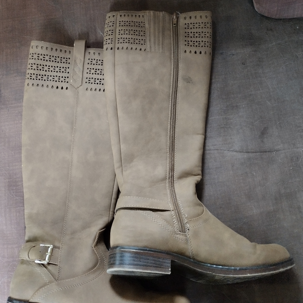 Boots - Picture 2 of 3